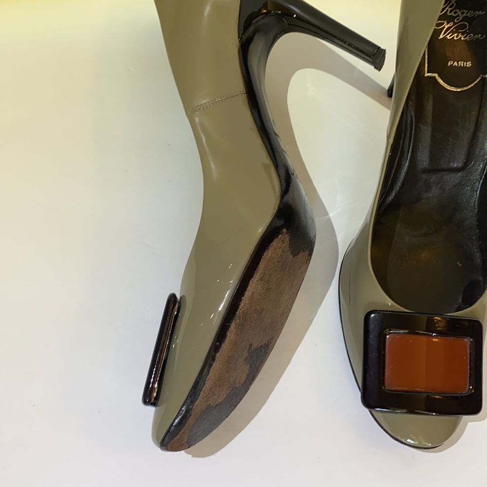 Roger Vivier Paris Round Buckle Toe Heels - Picture 3 of 8